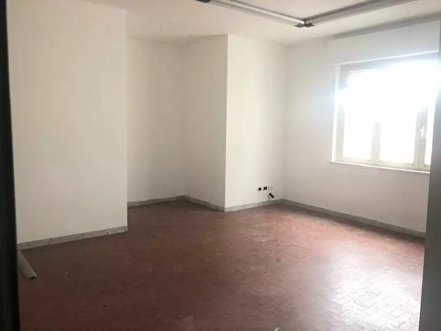 Immagine 14 di Ufficio in affitto  a Massa