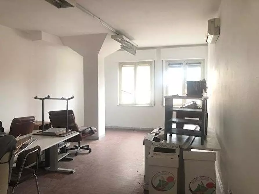 Immagine 9 di Ufficio in affitto  a Massa