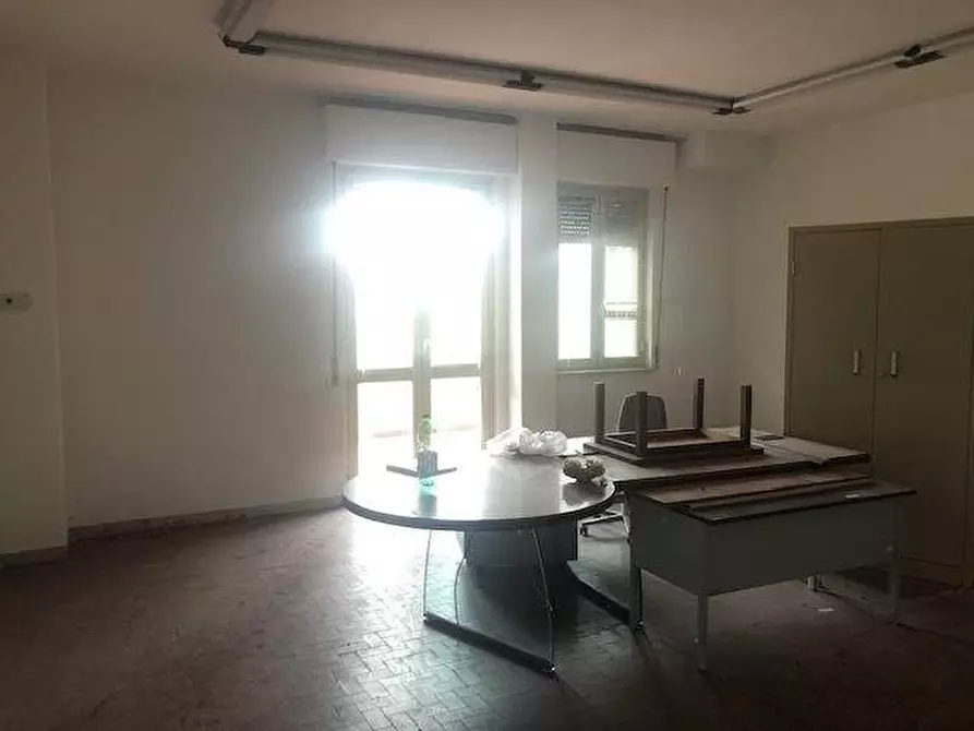 Immagine 12 di Ufficio in affitto  a Massa