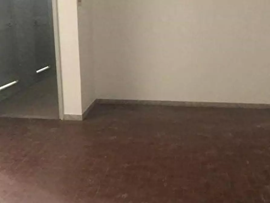 Immagine 16 di Ufficio in affitto  a Massa