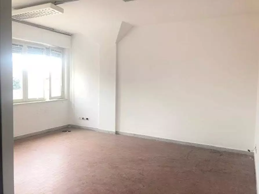 Immagine 7 di Ufficio in affitto  a Massa