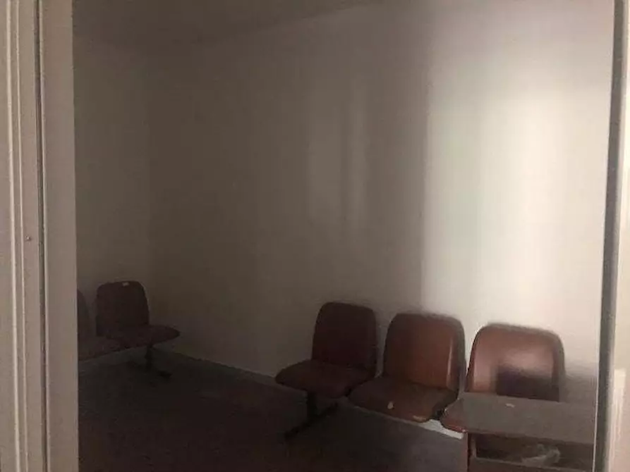 Immagine 15 di Ufficio in affitto  a Massa