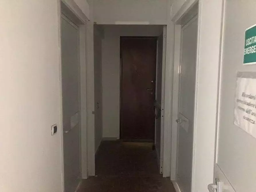 Immagine 13 di Ufficio in affitto  a Massa