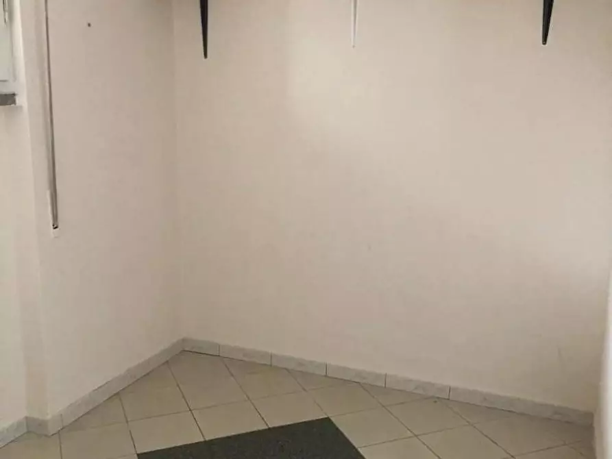 Immagine 3 di Negozio in affitto  a Massa