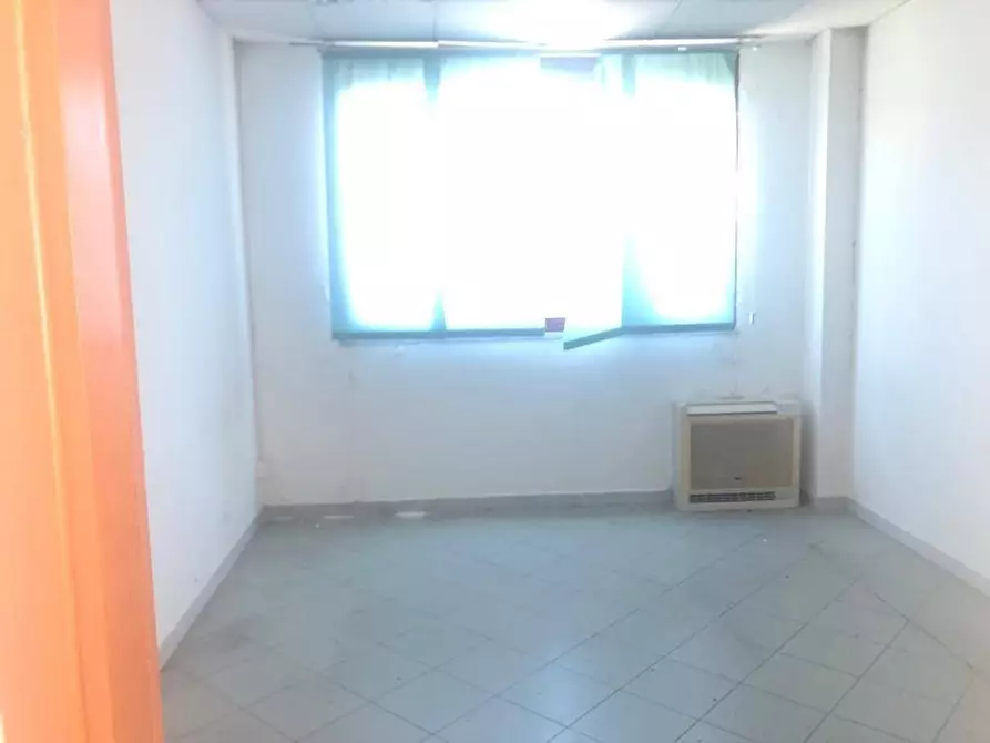 Immagine 5 di Ufficio in affitto  a Carrara