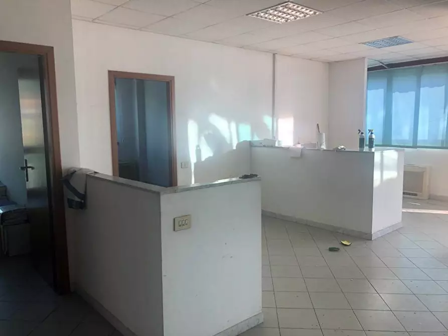 Immagine 2 di Ufficio in affitto  a Carrara