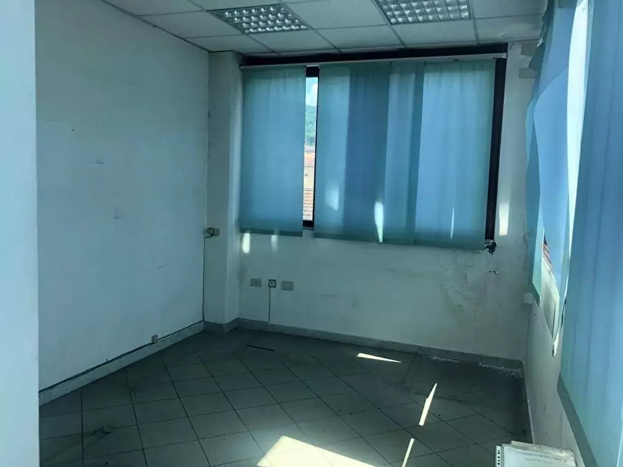 Immagine 8 di Ufficio in affitto  a Carrara