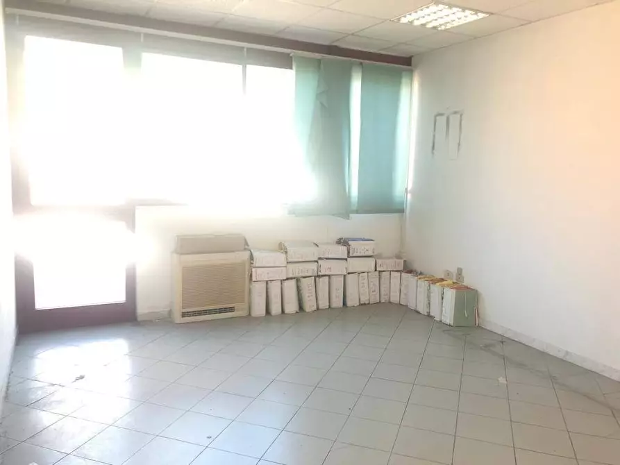 Immagine 4 di Ufficio in affitto  a Carrara