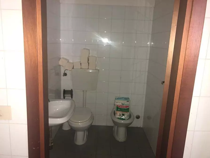 Immagine 9 di Ufficio in affitto  a Carrara