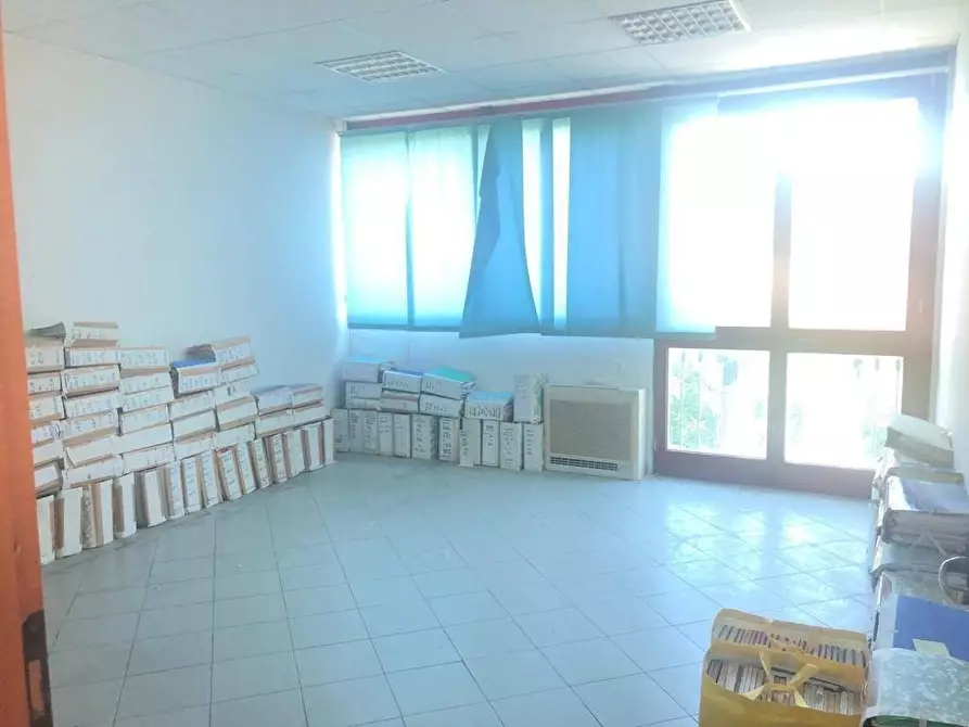Immagine 7 di Ufficio in affitto  a Carrara