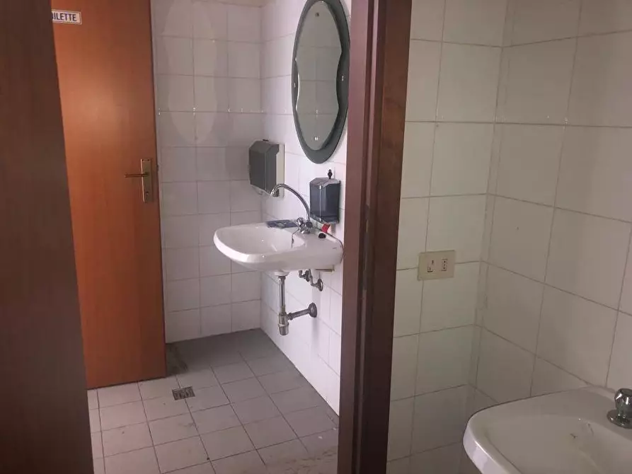 Immagine 10 di Ufficio in affitto  a Carrara