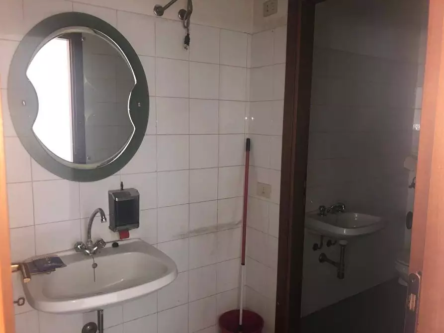 Immagine 11 di Ufficio in affitto  a Carrara