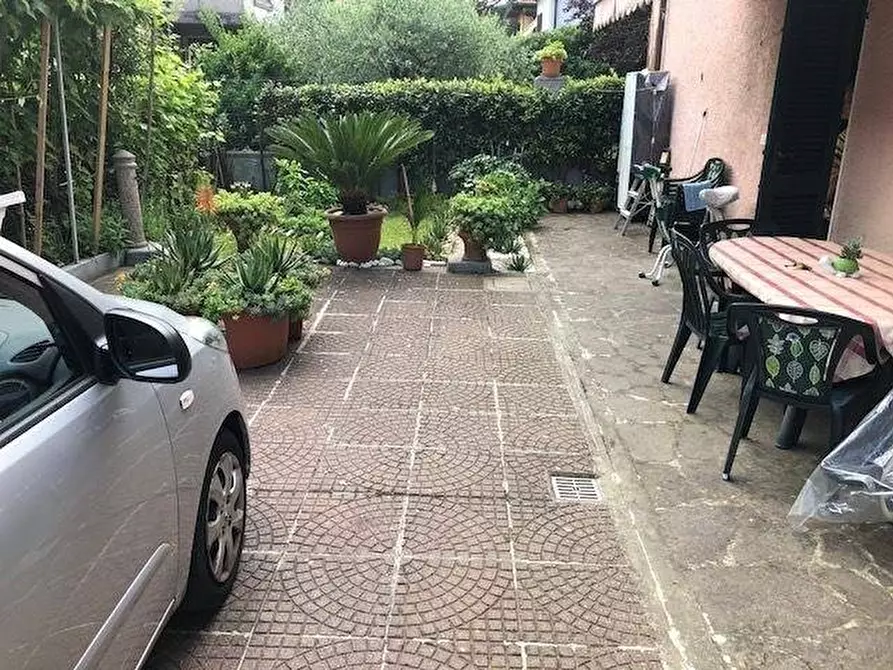 Immagine 1 di Casa indipendente in vendita  a Massa