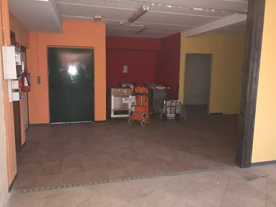 Immagine 15 di Capannone industriale in affitto  a Massa