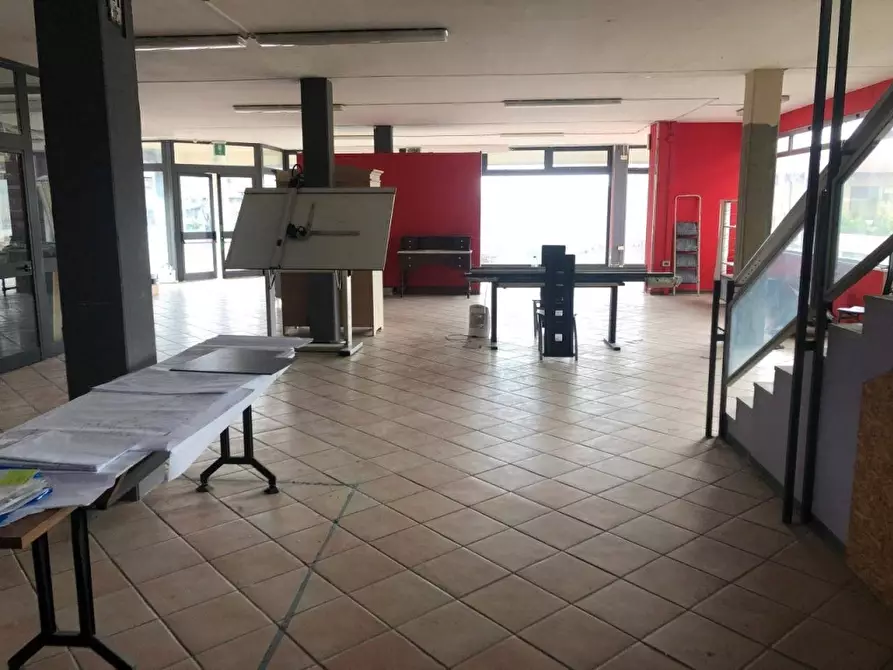 Immagine 13 di Attività artigianale in affitto  a Massa