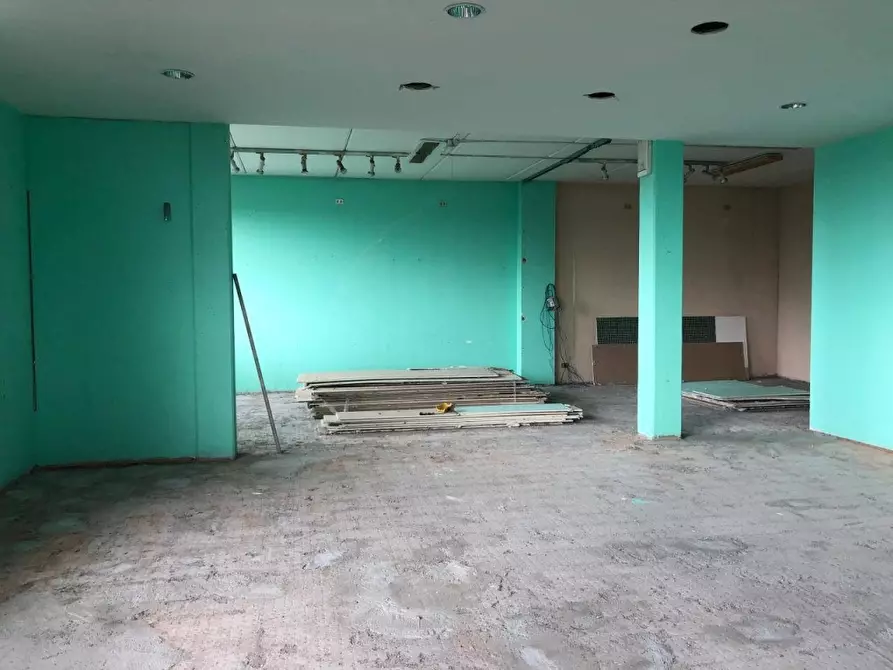 Immagine 9 di Attività artigianale in affitto  a Massa