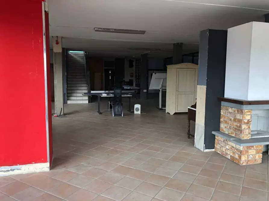 Immagine 16 di Attività artigianale in affitto  a Massa