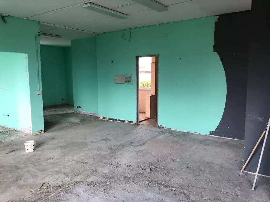 Immagine 11 di Attività artigianale in affitto  a Massa