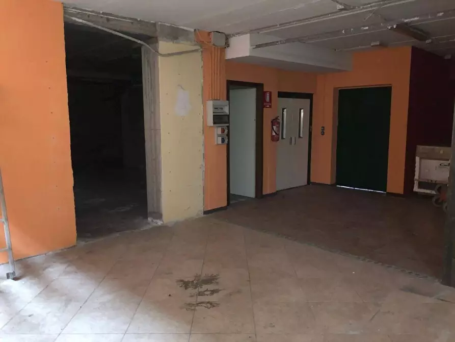 Immagine 2 di Attività artigianale in affitto  a Massa