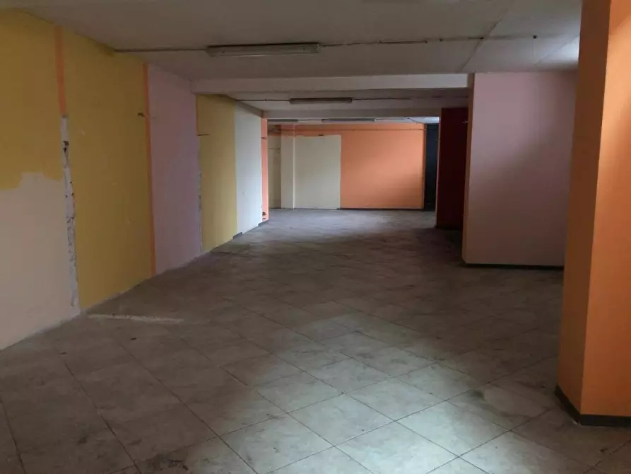 Immagine 6 di Attività artigianale in affitto  a Massa