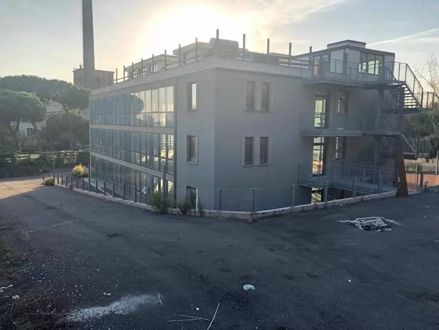 Immagine 3 di Attività artigianale in affitto  a Massa