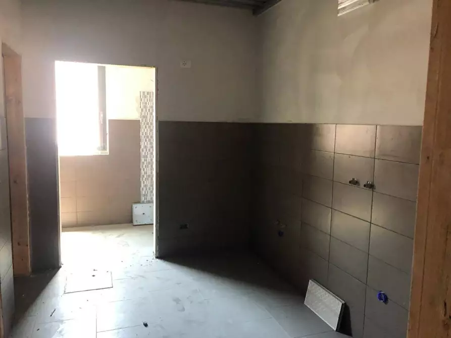 Immagine 9 di Attività artigianale in affitto  a Massa