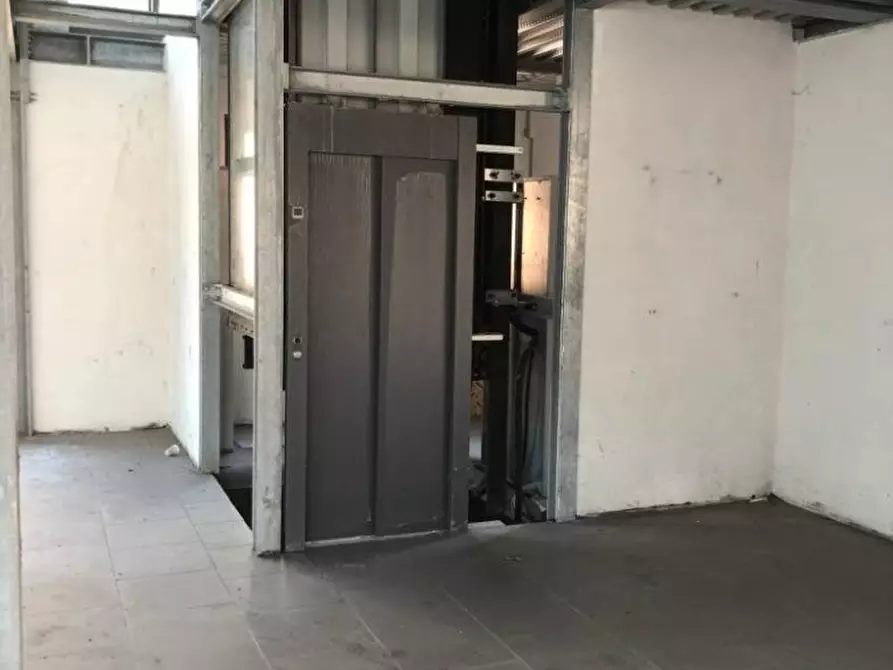 Immagine 10 di Attività artigianale in affitto  a Massa