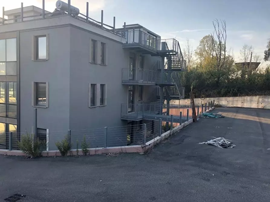 Immagine 4 di Attività artigianale in affitto  a Massa