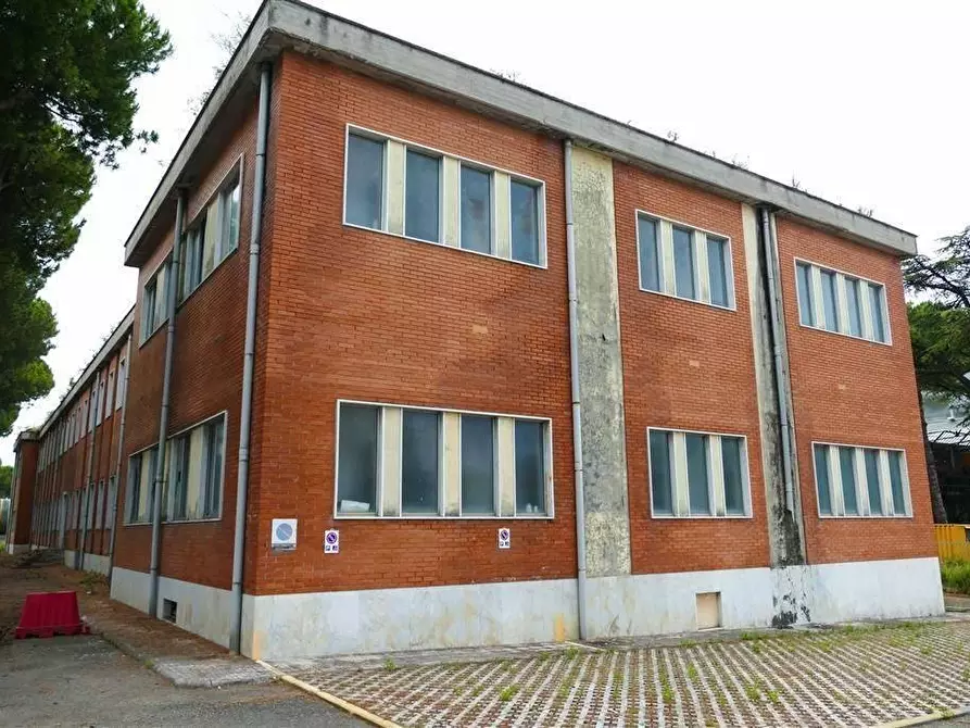 Immagine 3 di Palazzo in vendita  a Massa