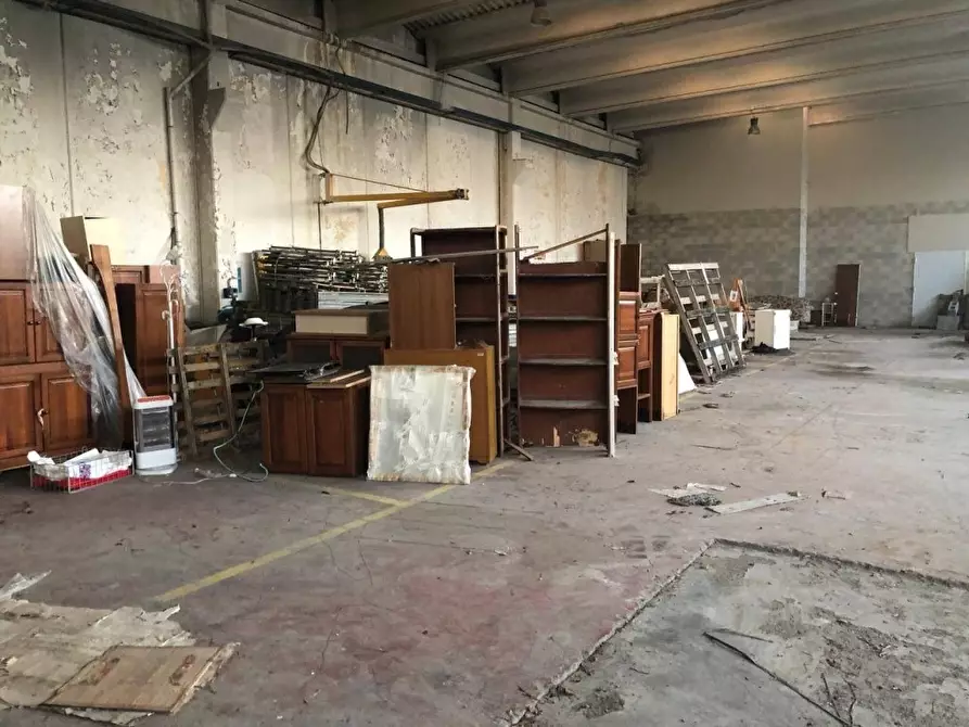 Immagine 2 di Capannone industriale in affitto  a Carrara