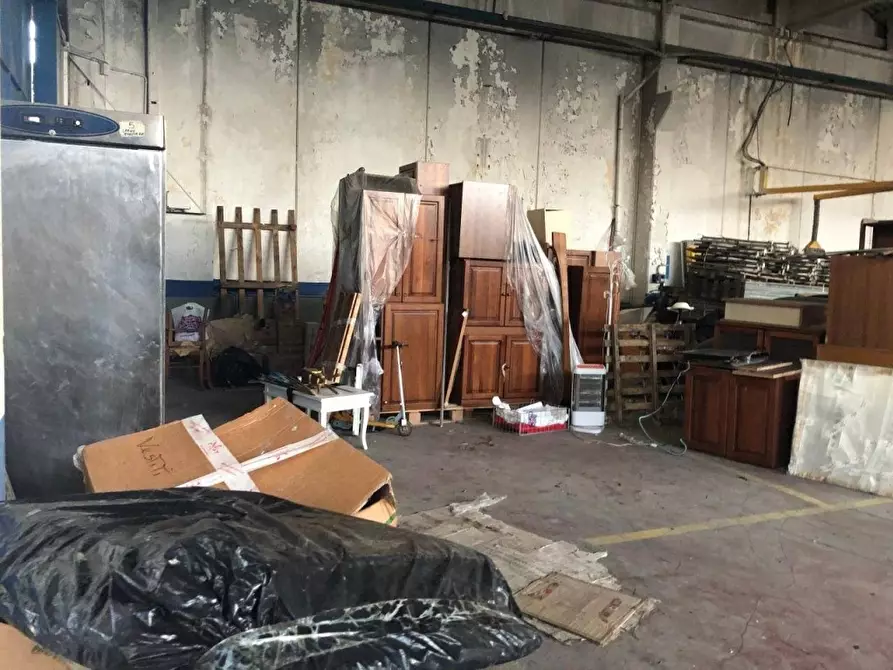 Immagine 3 di Capannone industriale in affitto  a Carrara