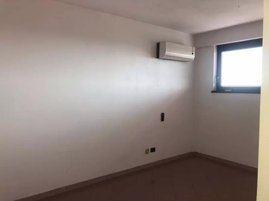 Immagine 5 di Ufficio in affitto  a Massa