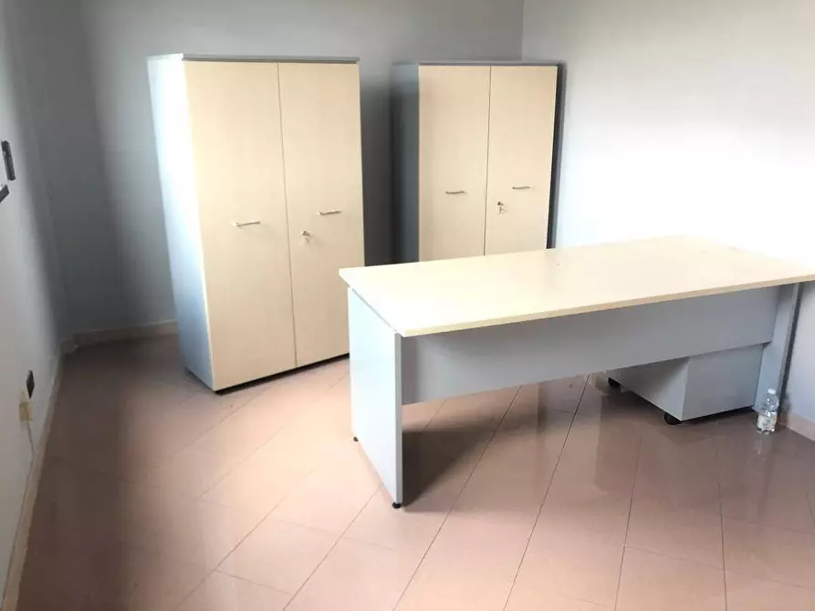Immagine 3 di Ufficio in affitto  a Massa