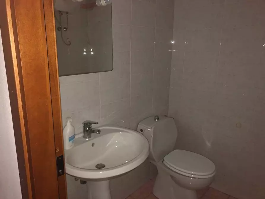 Immagine 9 di Ufficio in affitto  a Massa