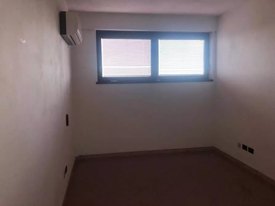Immagine 6 di Ufficio in affitto  a Massa