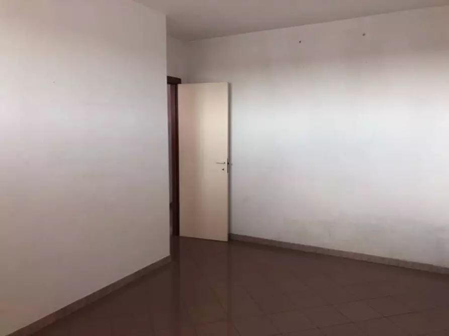 Immagine 7 di Ufficio in affitto  a Massa