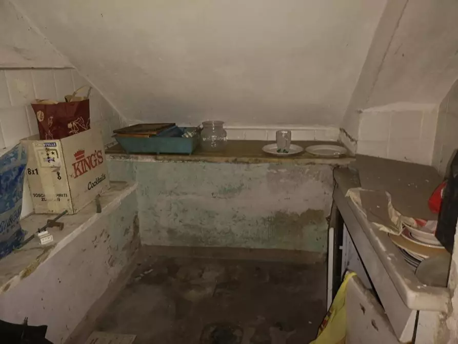 Immagine 10 di Negozio in vendita  a Massa