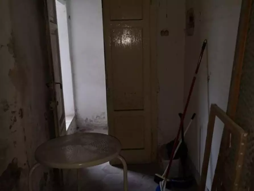 Immagine 8 di Negozio in vendita  a Massa