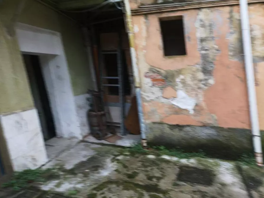 Immagine 12 di Negozio in vendita  a Massa