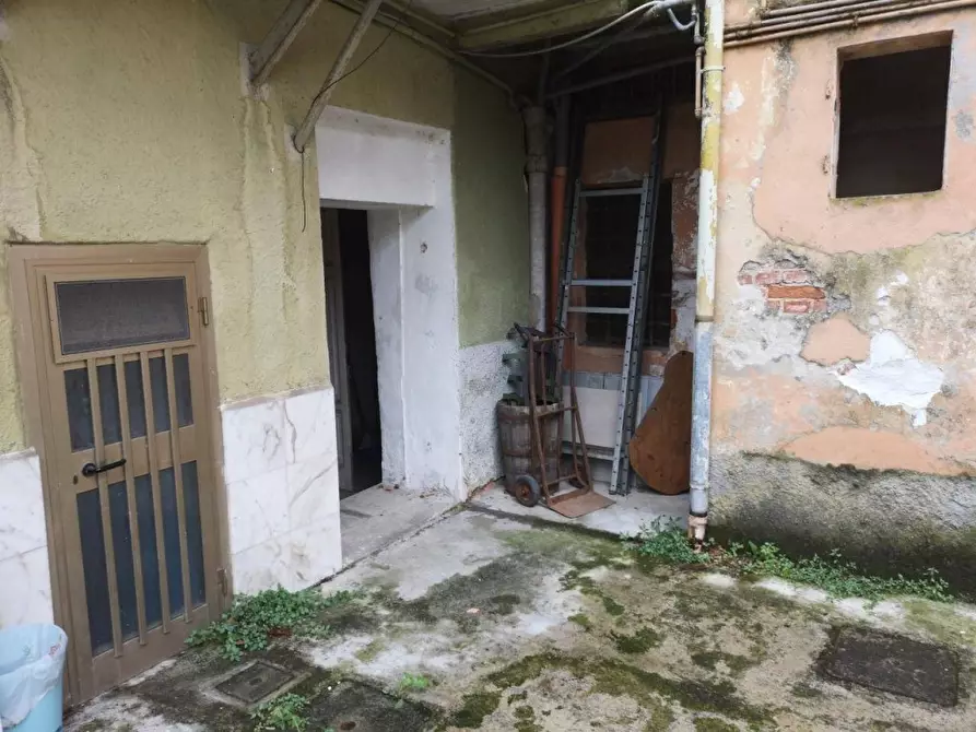 Immagine 13 di Negozio in vendita  a Massa