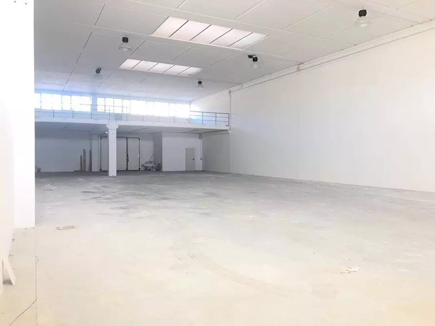 Immagine 2 di Capannone industriale in vendita  a Massa