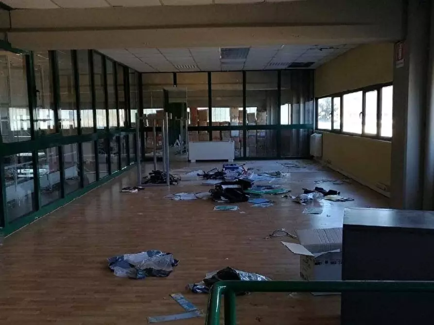 Immagine 5 di Capannone industriale in vendita  a Massa