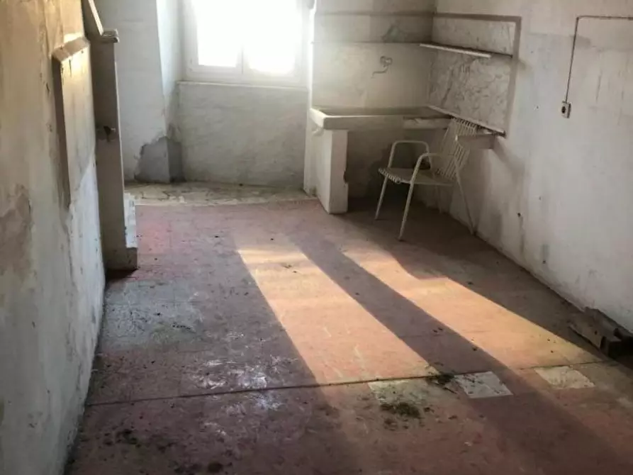 Immagine 11 di Appartamento in vendita  a Massa