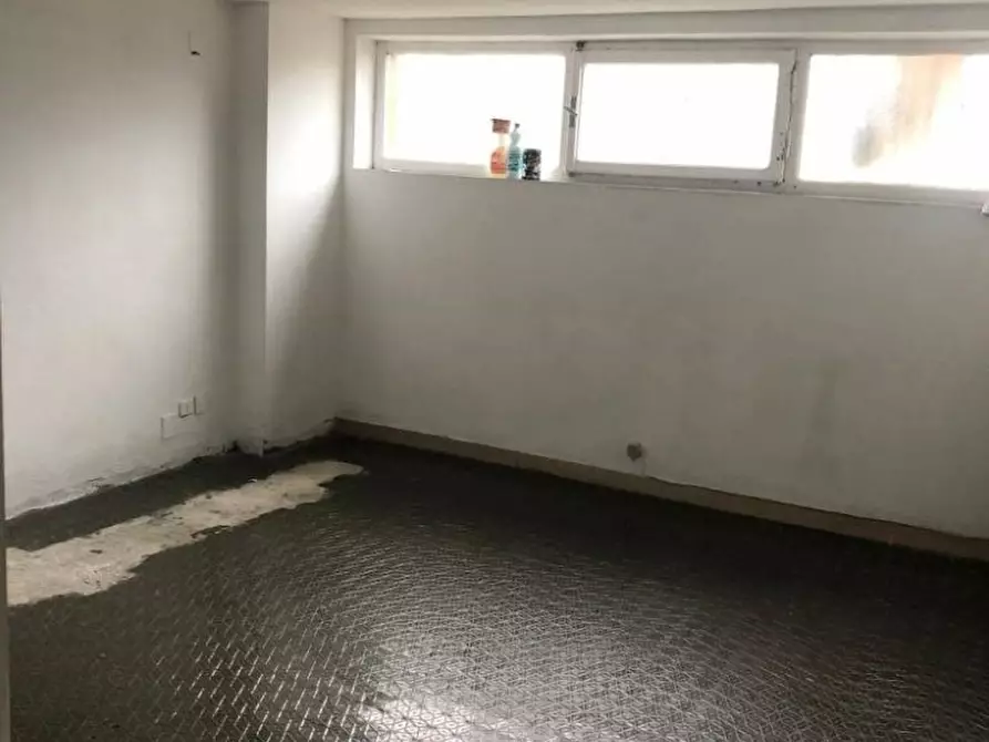 Immagine 4 di Negozio in affitto  a Massa