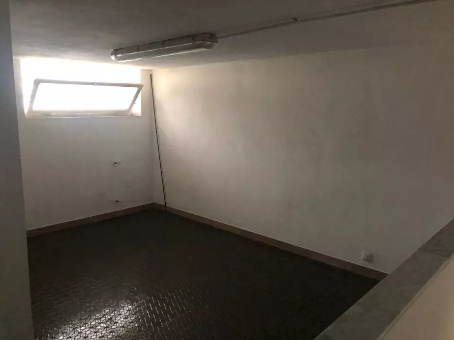 Immagine 5 di Negozio in affitto  a Massa