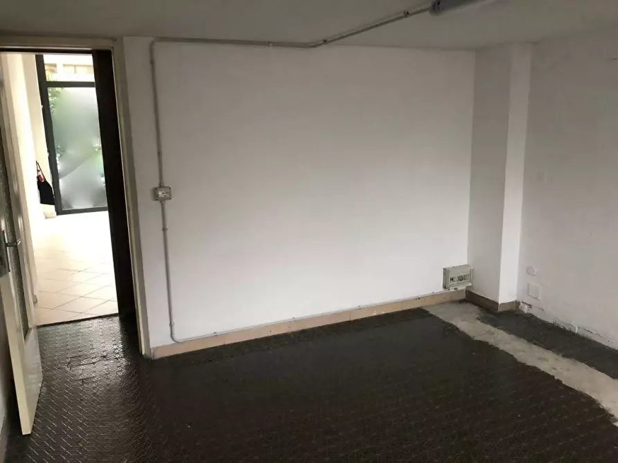 Immagine 3 di Negozio in affitto  a Massa