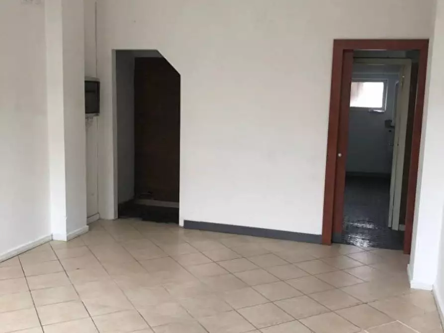 Immagine 2 di Negozio in affitto  a Massa