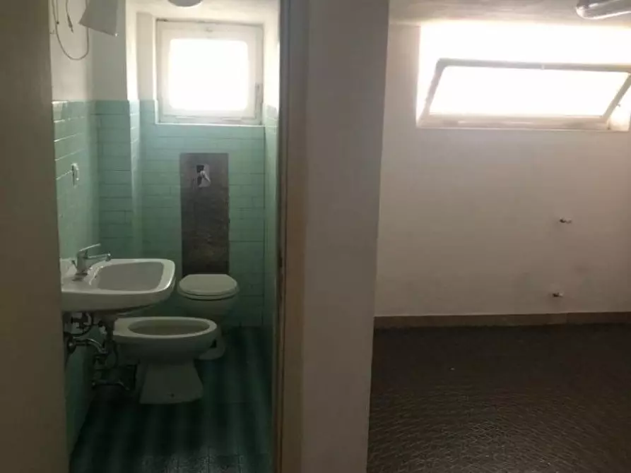 Immagine 6 di Negozio in affitto  a Massa