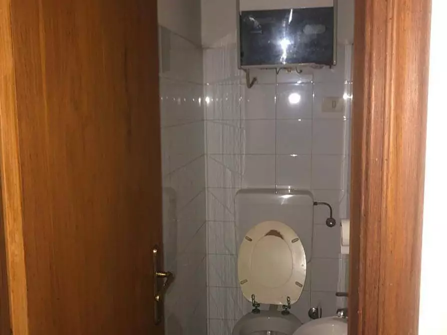 Immagine 5 di Negozio in affitto  a Montignoso