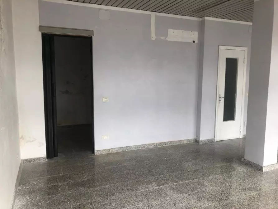 Immagine 2 di Negozio in affitto  a Massa